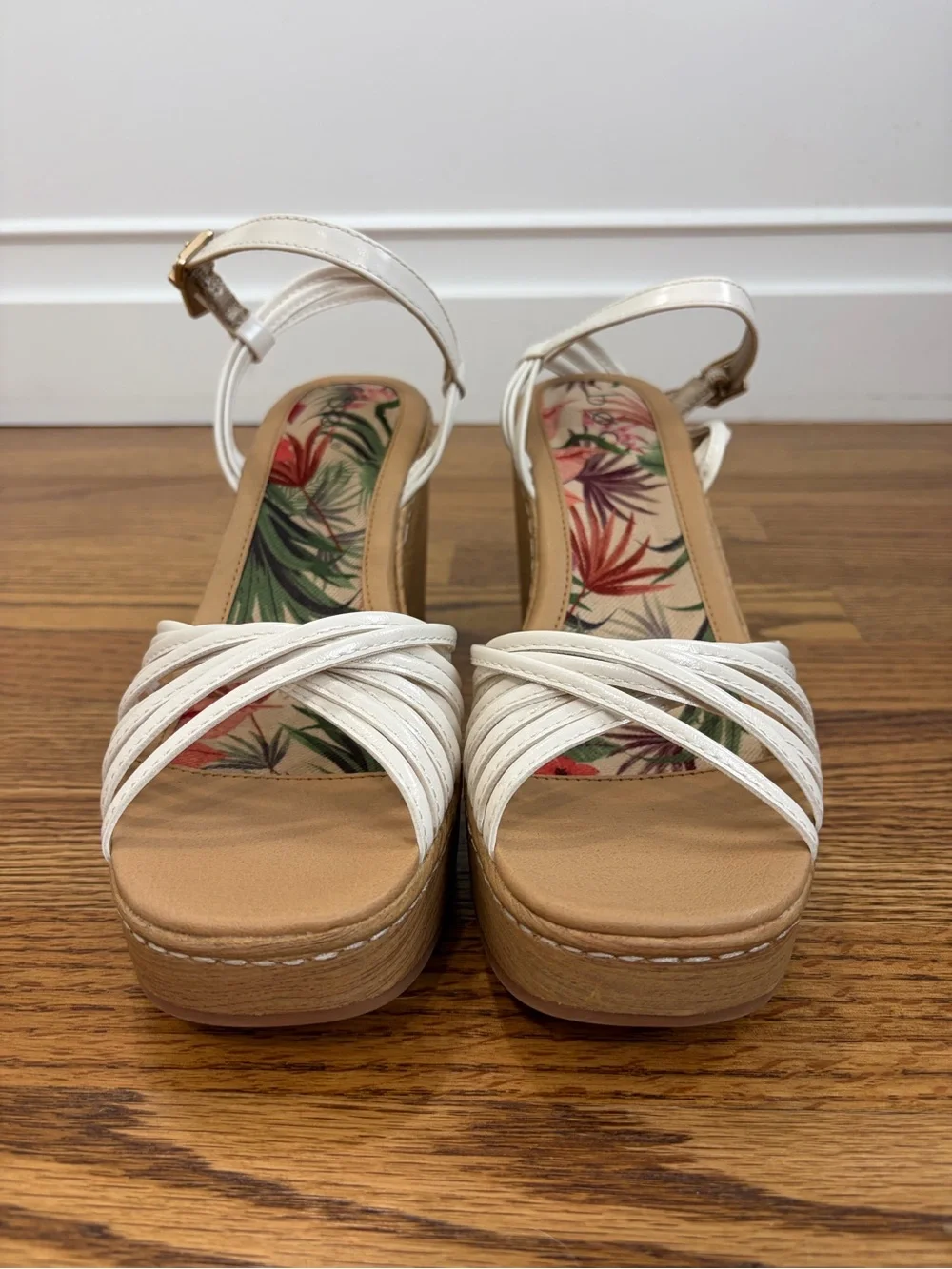 NWOB b.ø.c. Catalina White Wedge Sandals (10)
